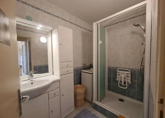 2 Pieces Avec Balcon Proche Et Commerces A - Fr-1-224c-21